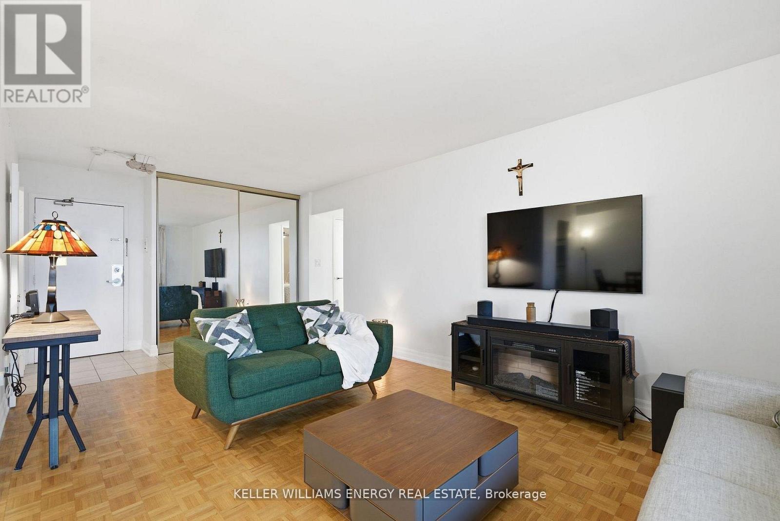 #1514 1 MASSEY SQUARE - 5