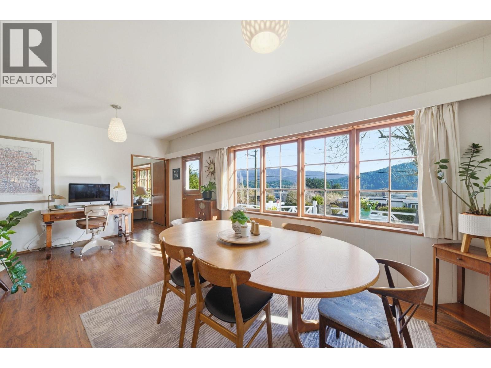 487 ROSLYN BOULEVARD, North Vancouver