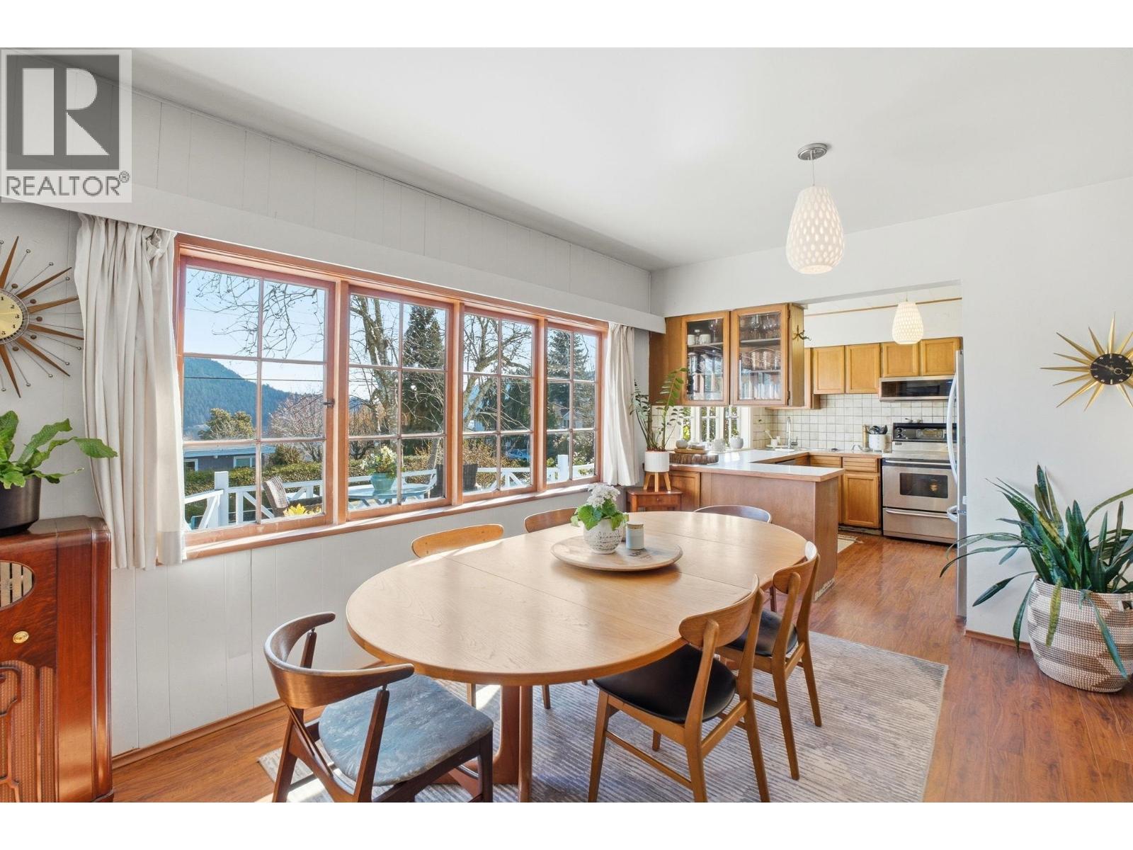 487 ROSLYN BOULEVARD, North Vancouver