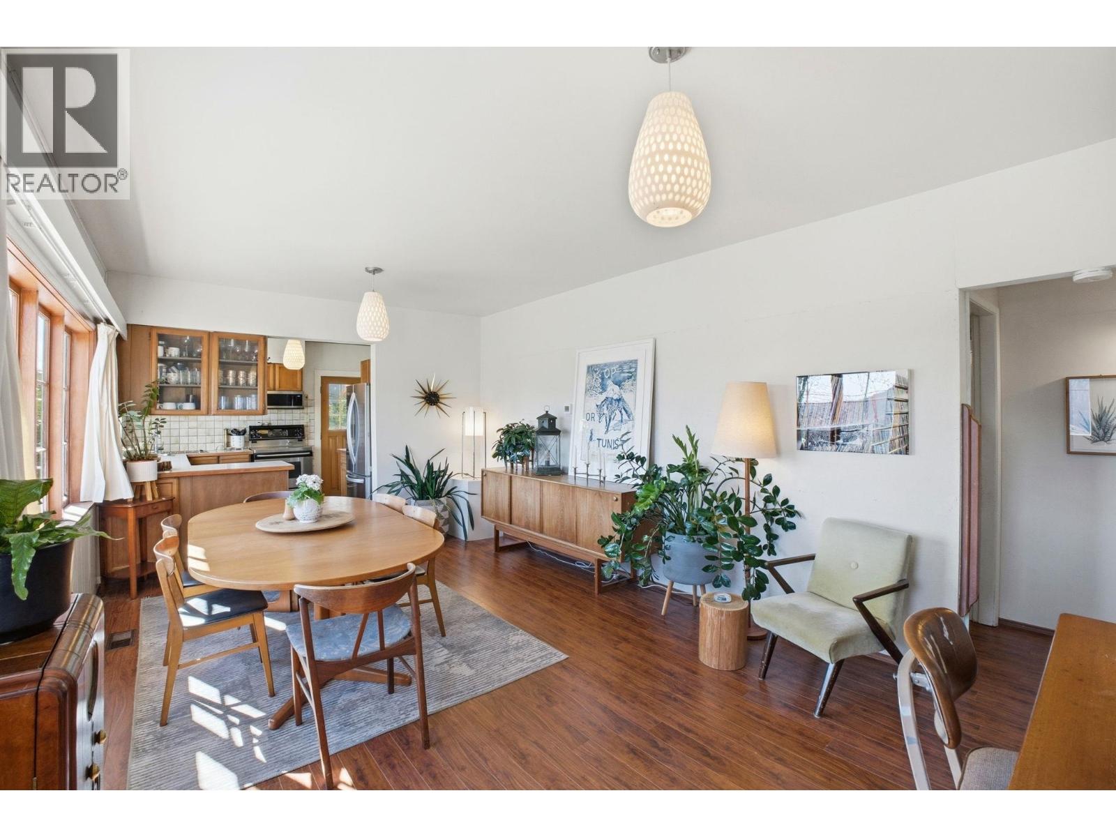 487 ROSLYN BOULEVARD, North Vancouver