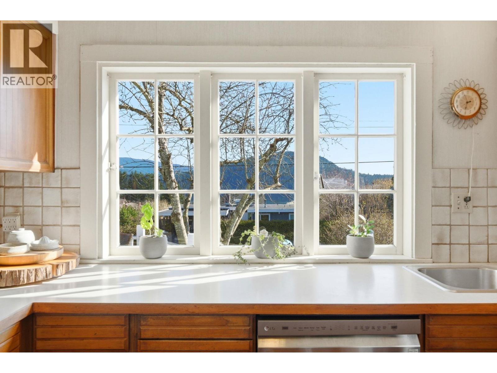 487 ROSLYN BOULEVARD, North Vancouver