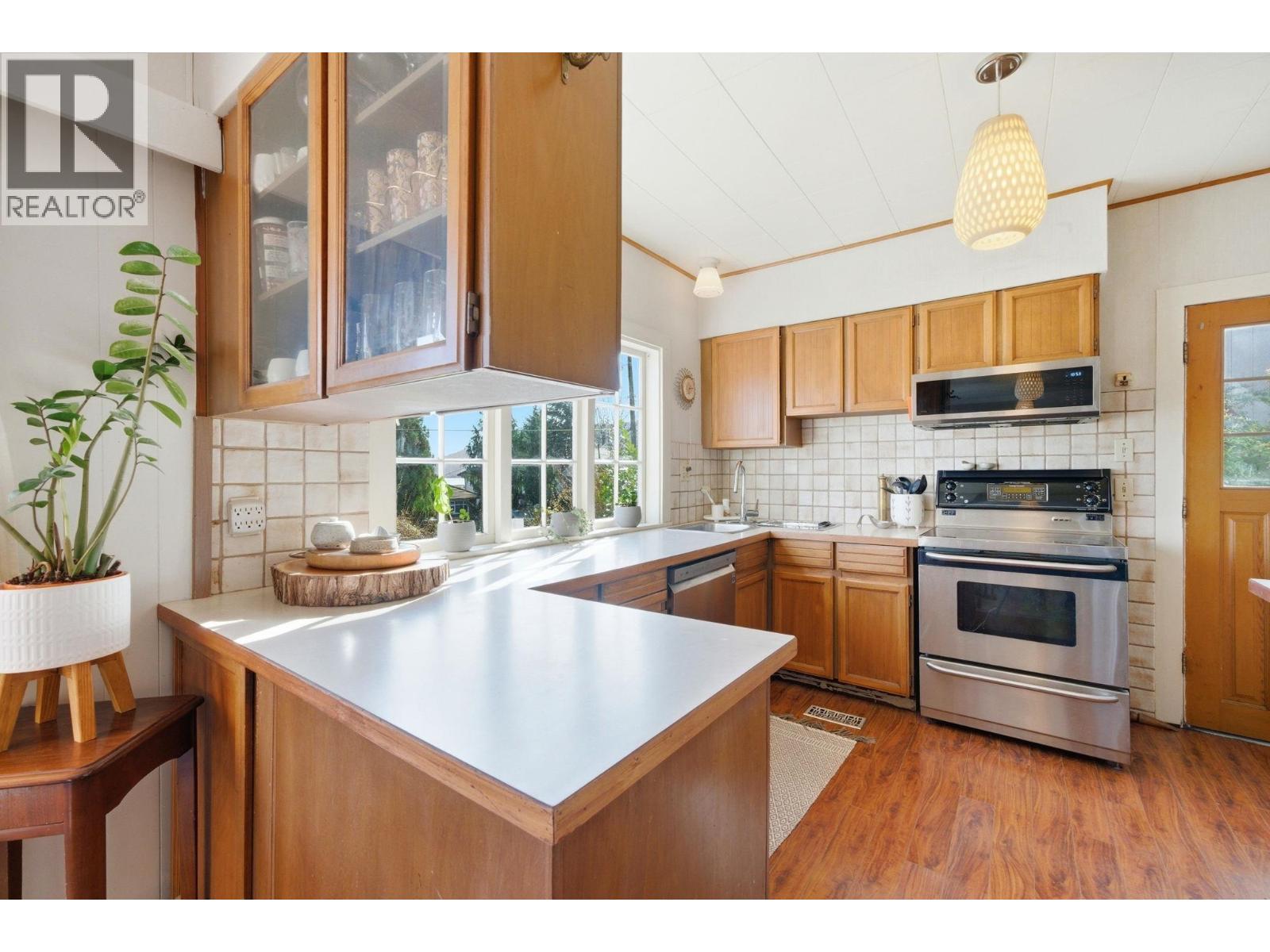 487 ROSLYN BOULEVARD, North Vancouver