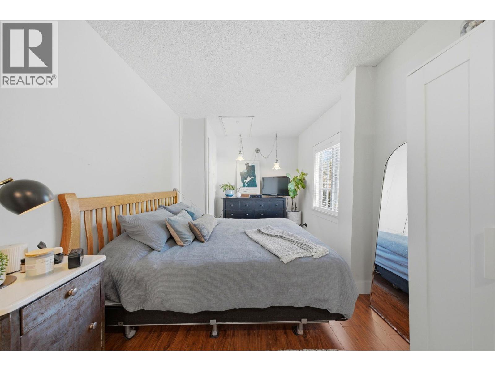 487 ROSLYN BOULEVARD, North Vancouver