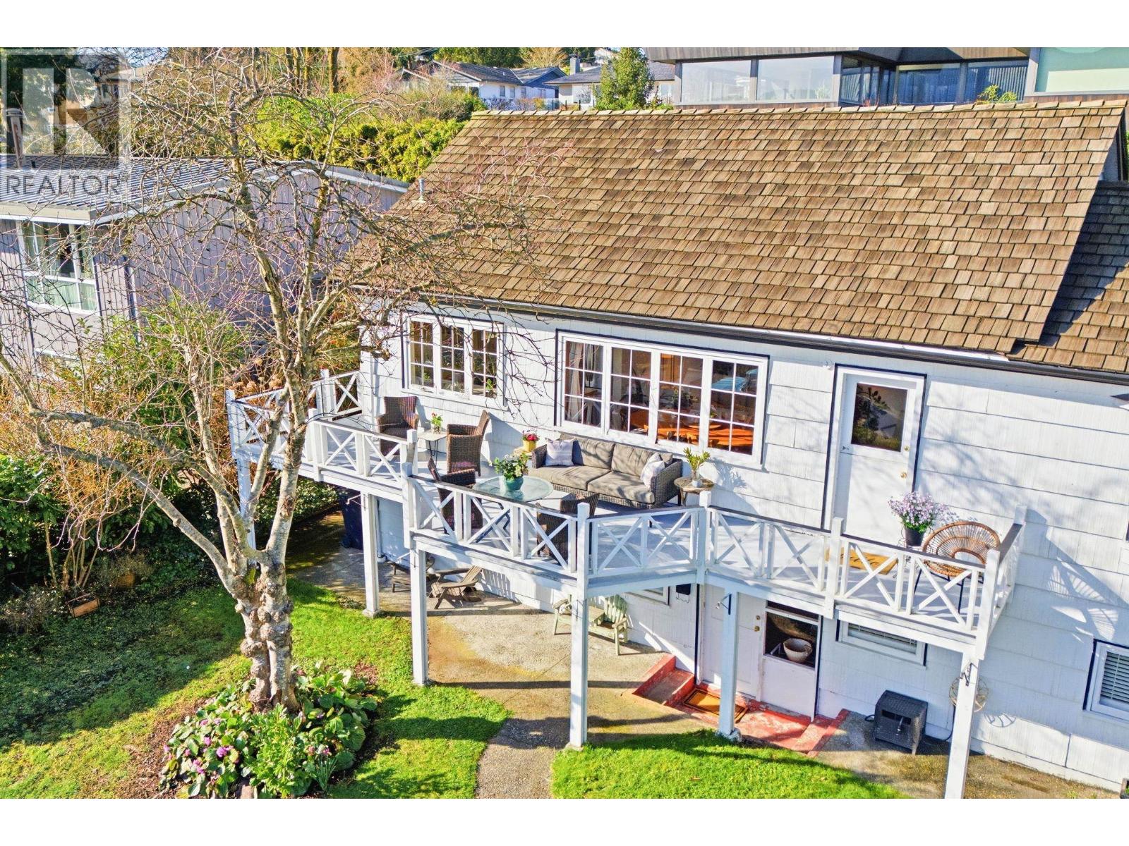 487 ROSLYN BOULEVARD, North Vancouver