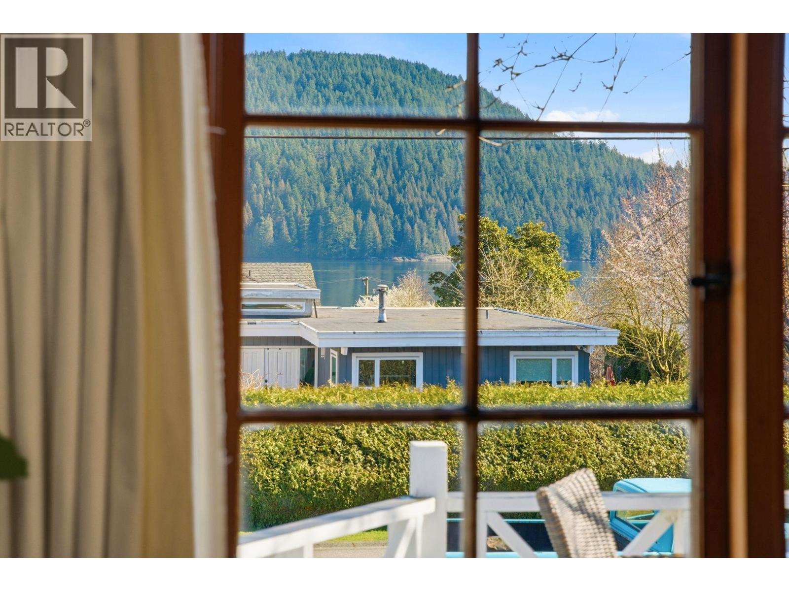 487 ROSLYN BOULEVARD, North Vancouver