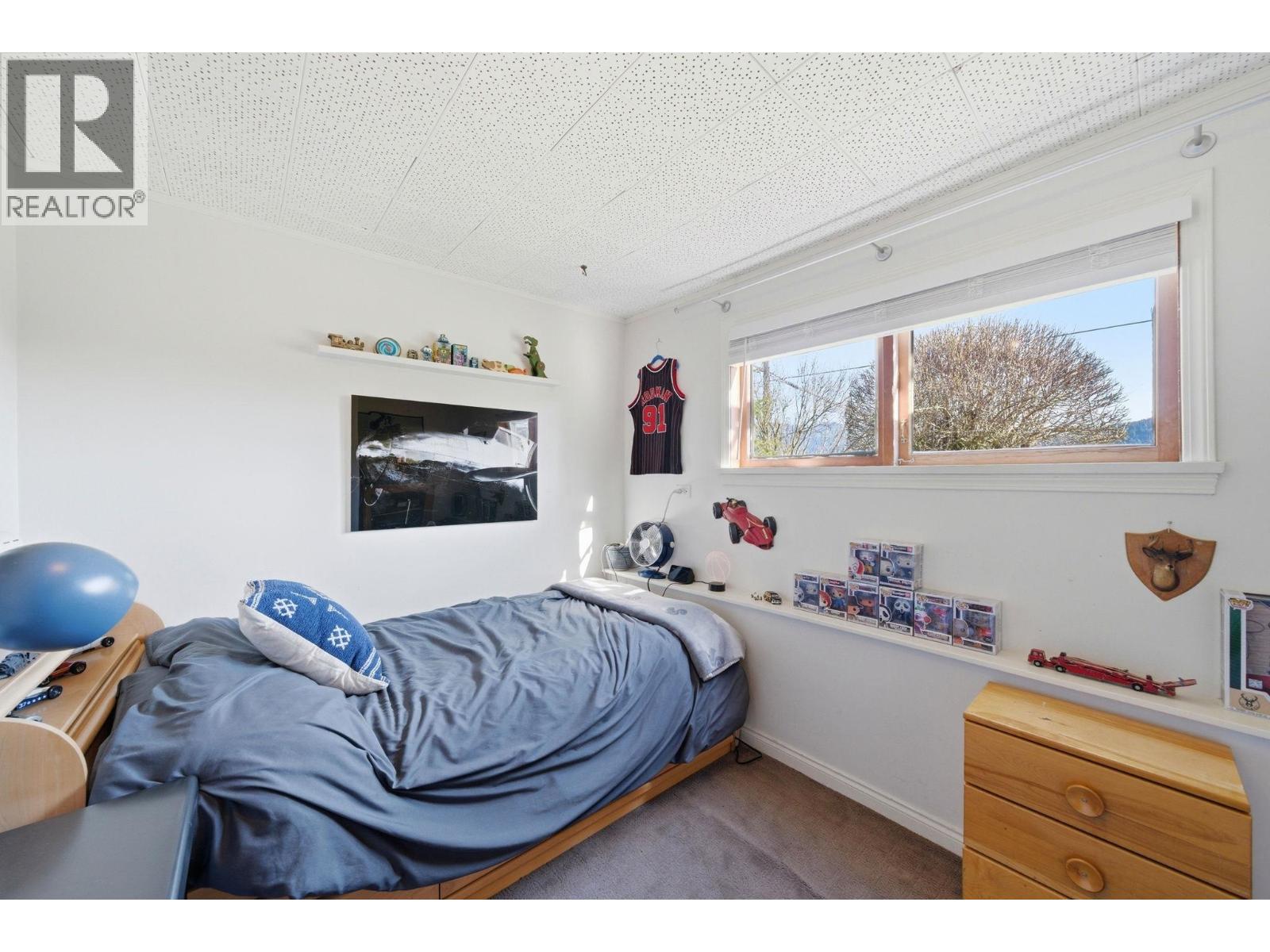 487 ROSLYN BOULEVARD, North Vancouver