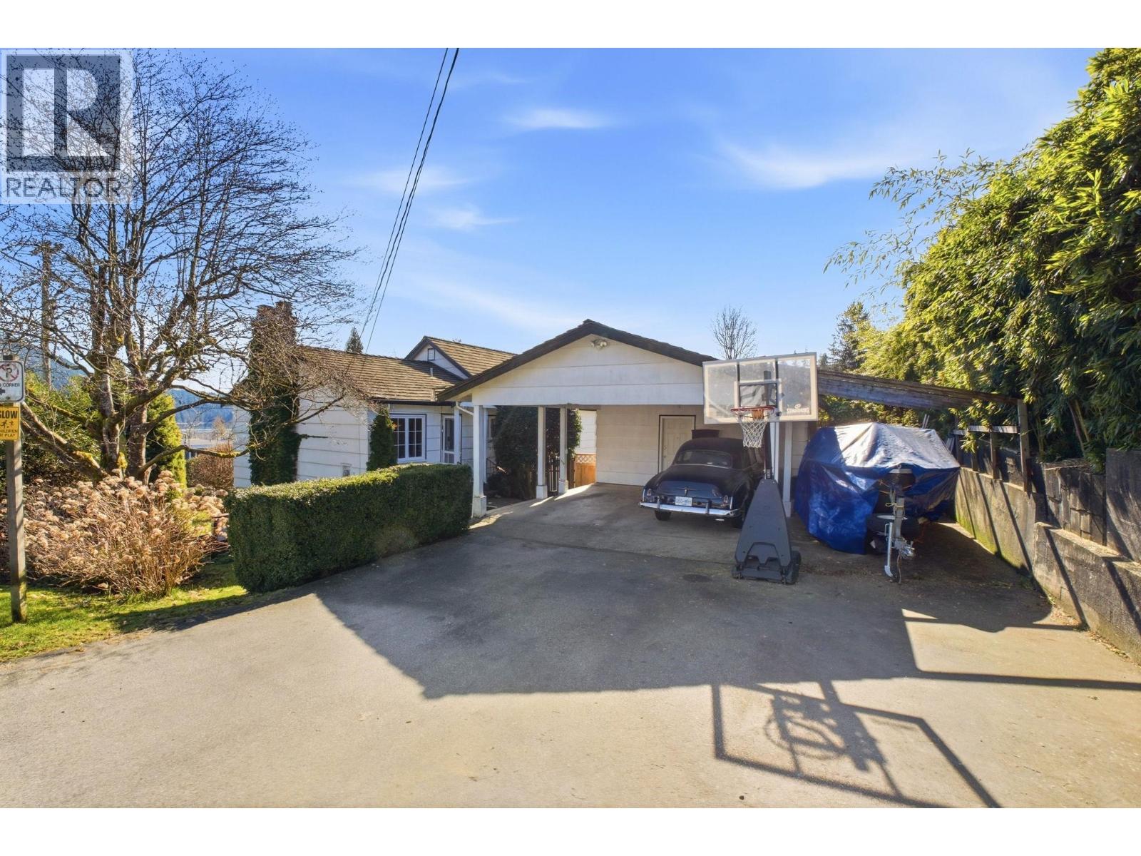 487 ROSLYN BOULEVARD, North Vancouver