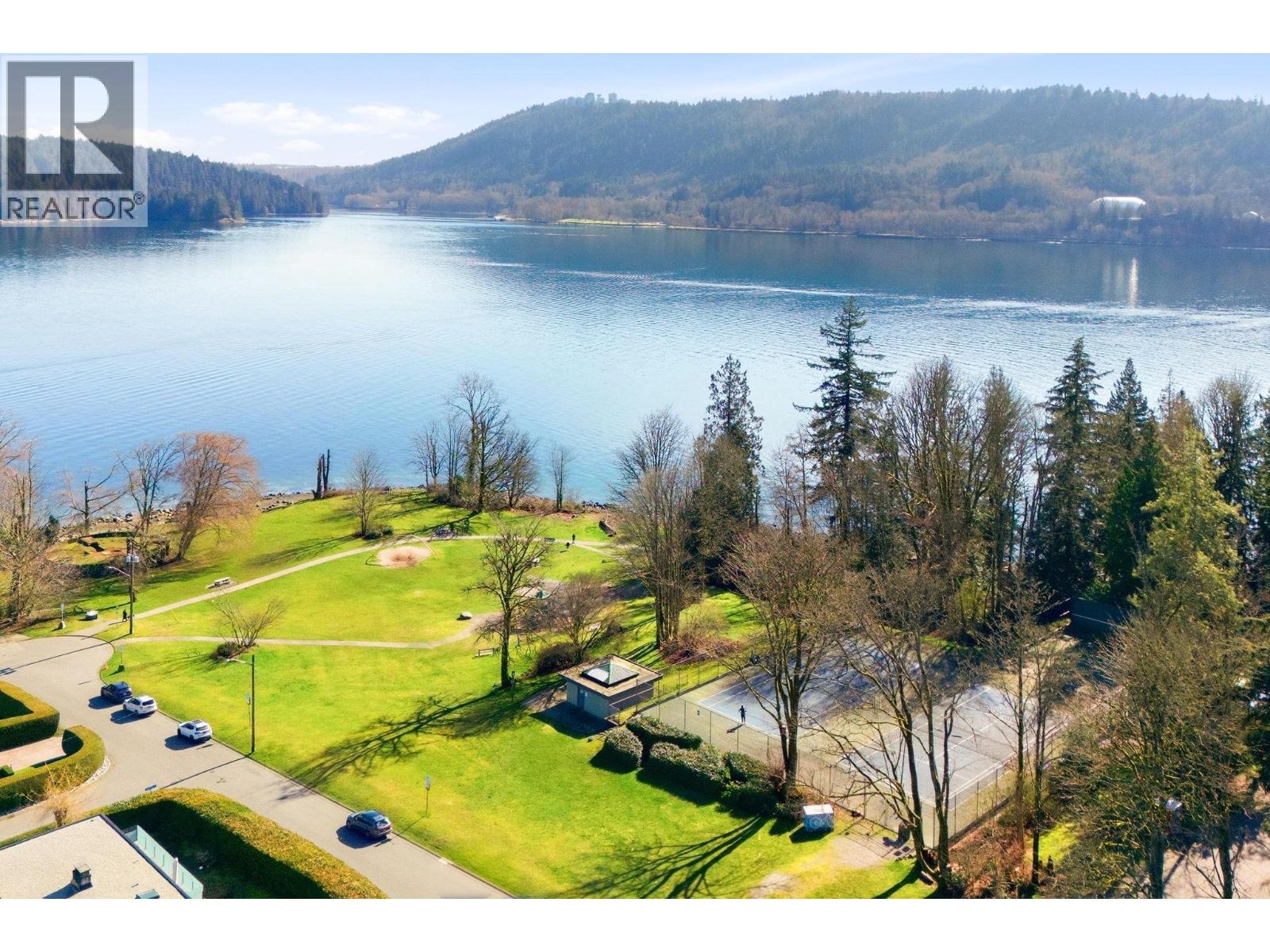 487 ROSLYN BOULEVARD, North Vancouver