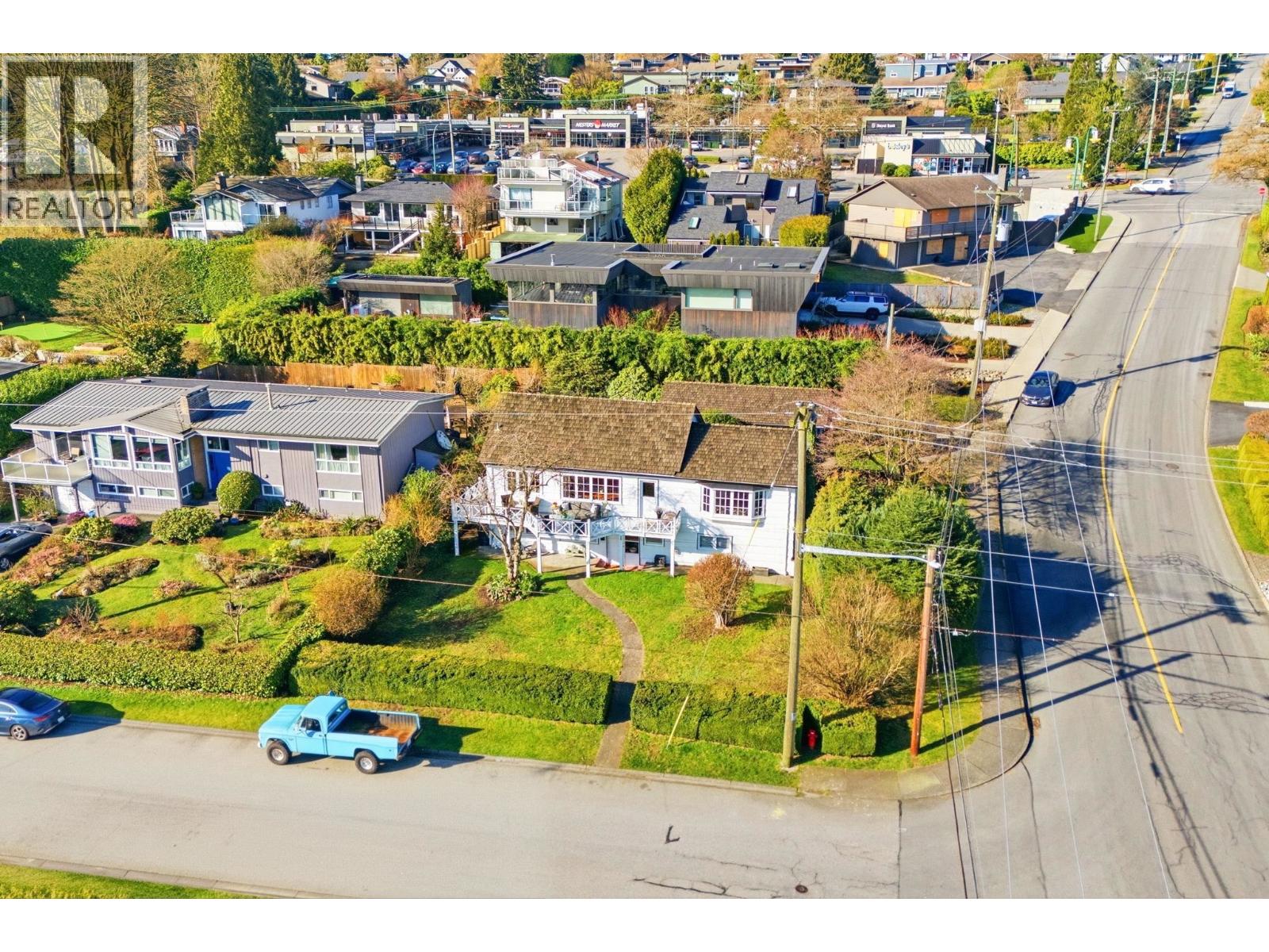 487 ROSLYN BOULEVARD, North Vancouver