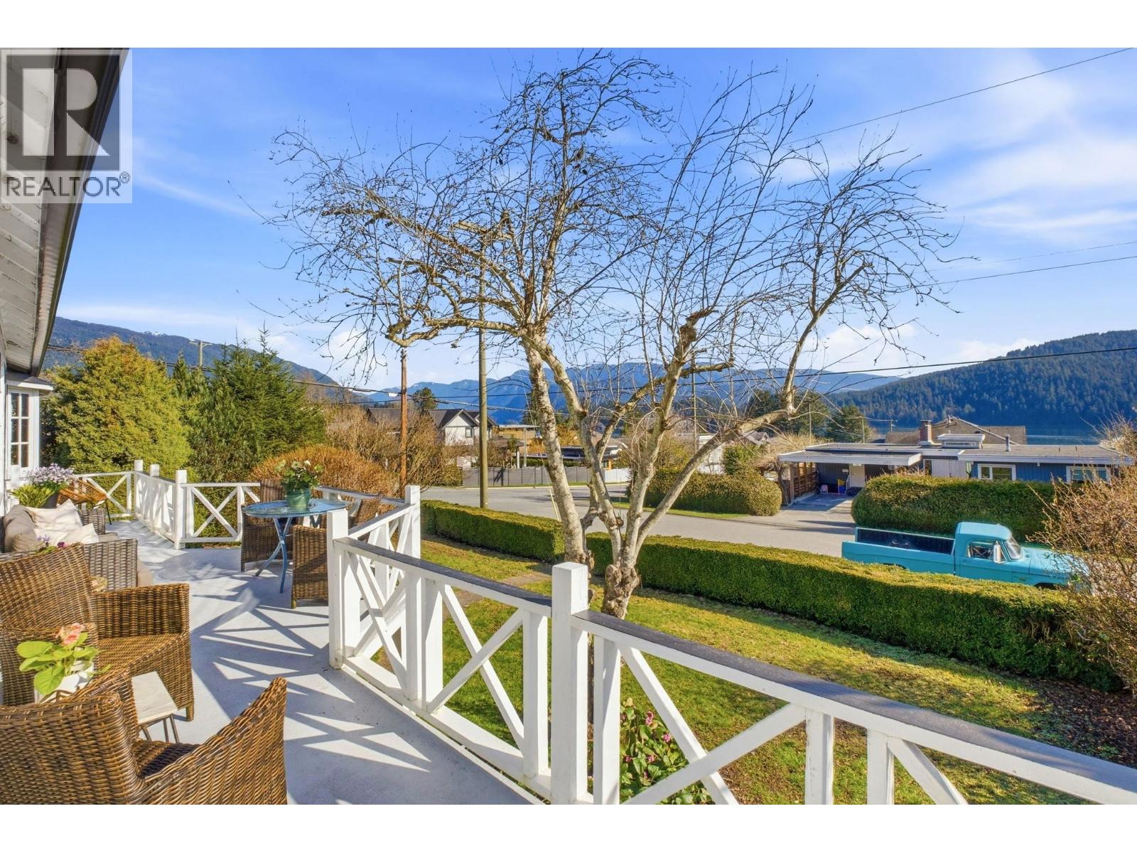 487 ROSLYN BOULEVARD, North Vancouver