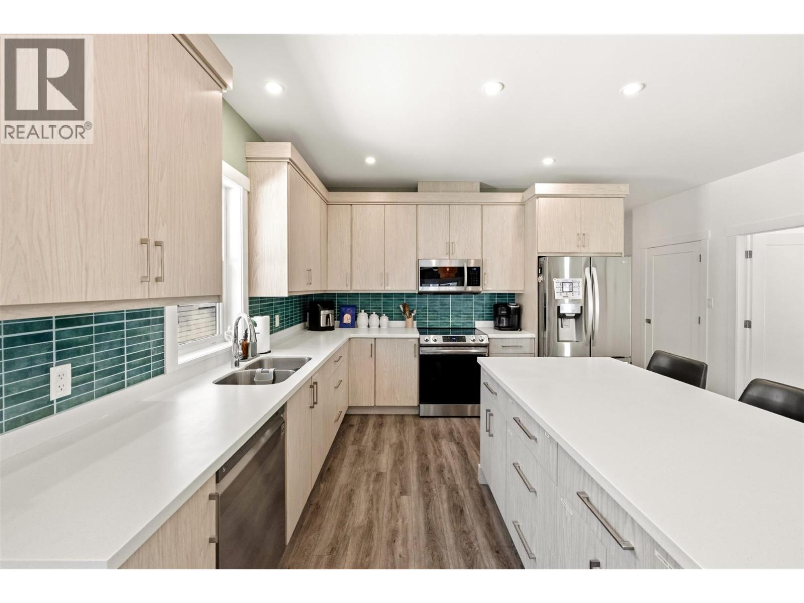 397 10th Avenue, Keremeos