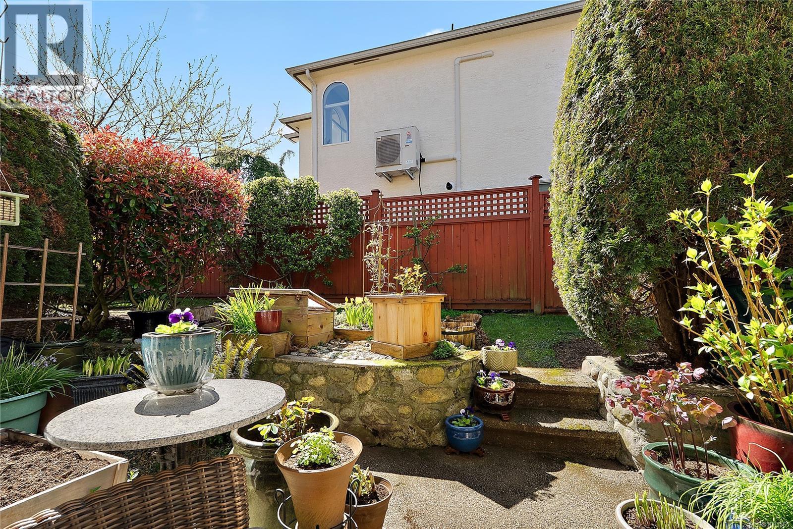 2 922 Arm St, Esquimalt