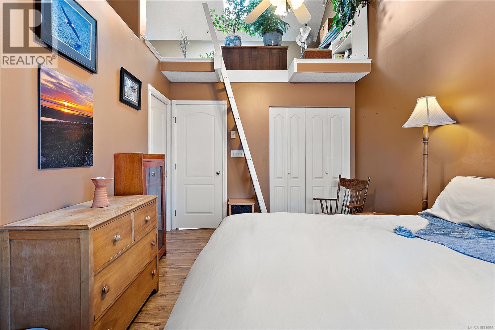 2 922 Arm St, Esquimalt