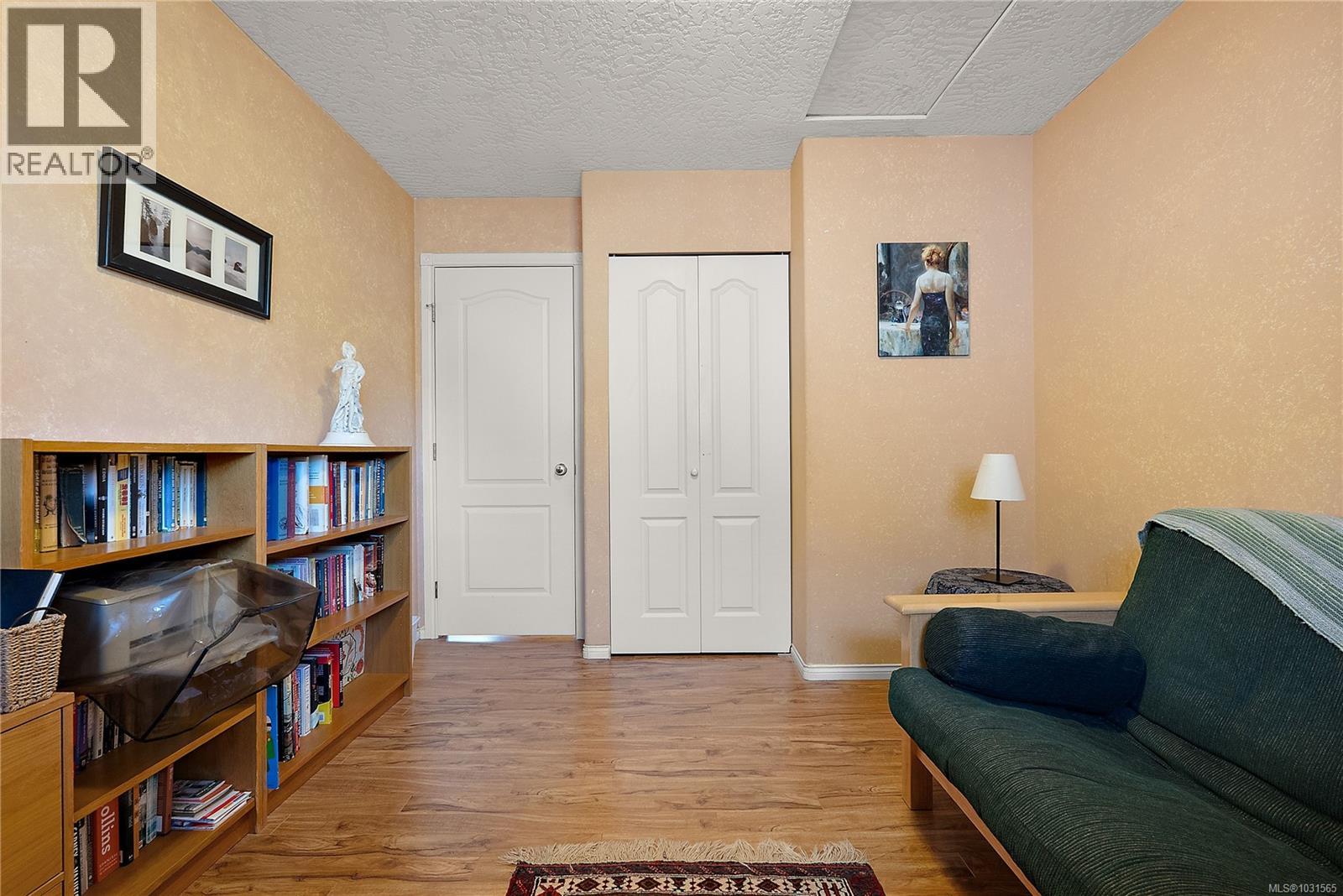 2 922 Arm St, Esquimalt