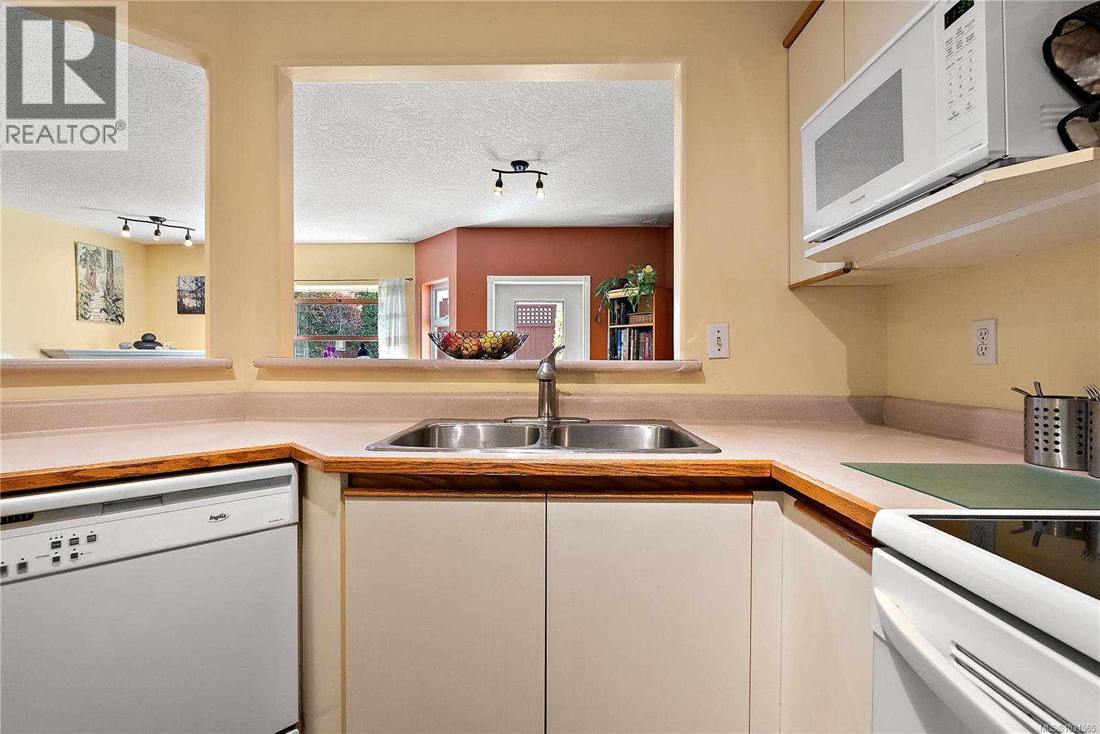 2 922 Arm St, Esquimalt