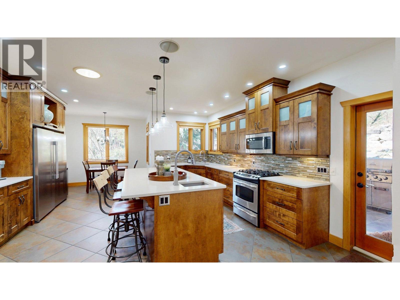 2455 COLIN CRESCENT - 11