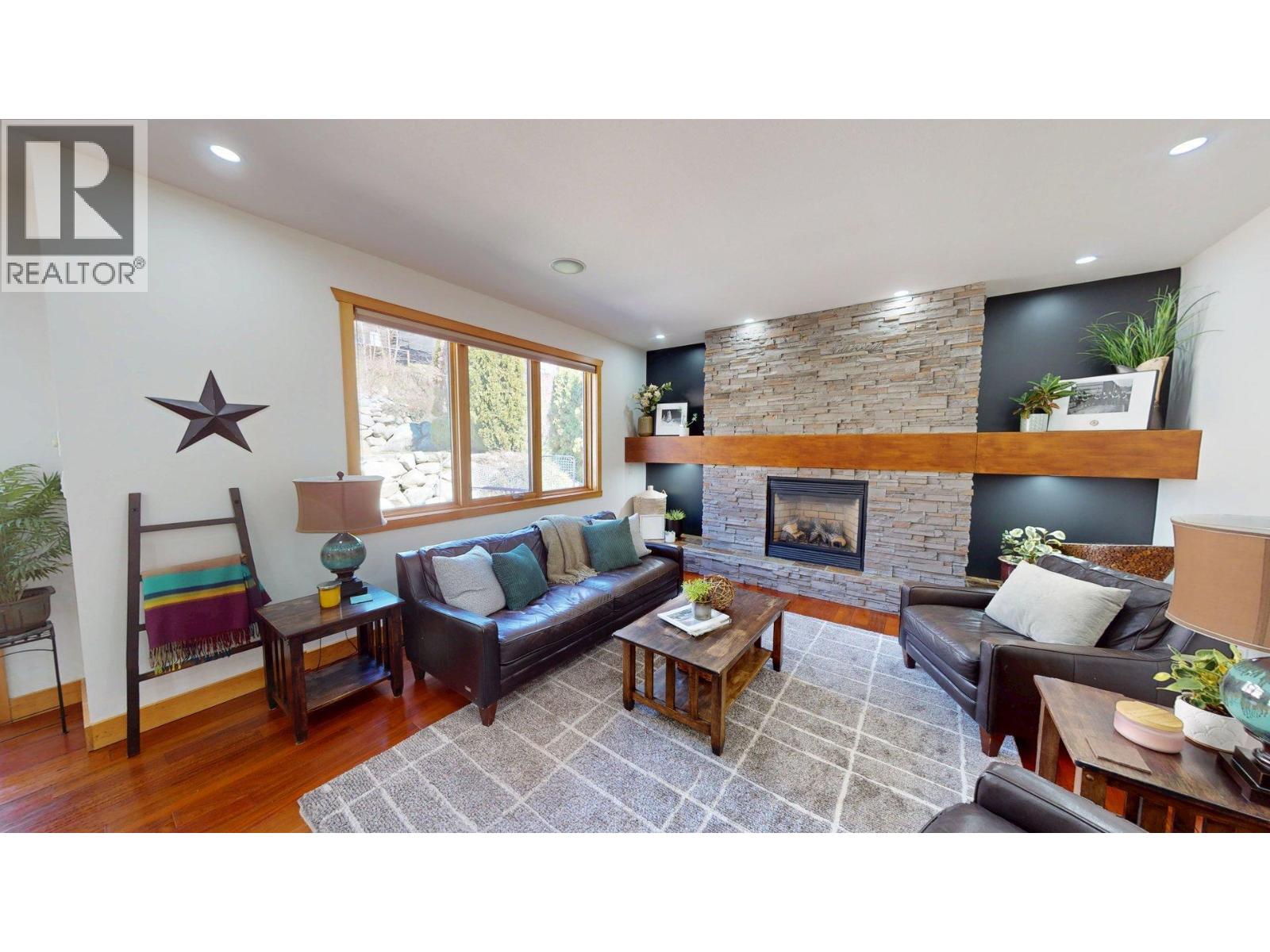 2455 COLIN CRESCENT - Image 2