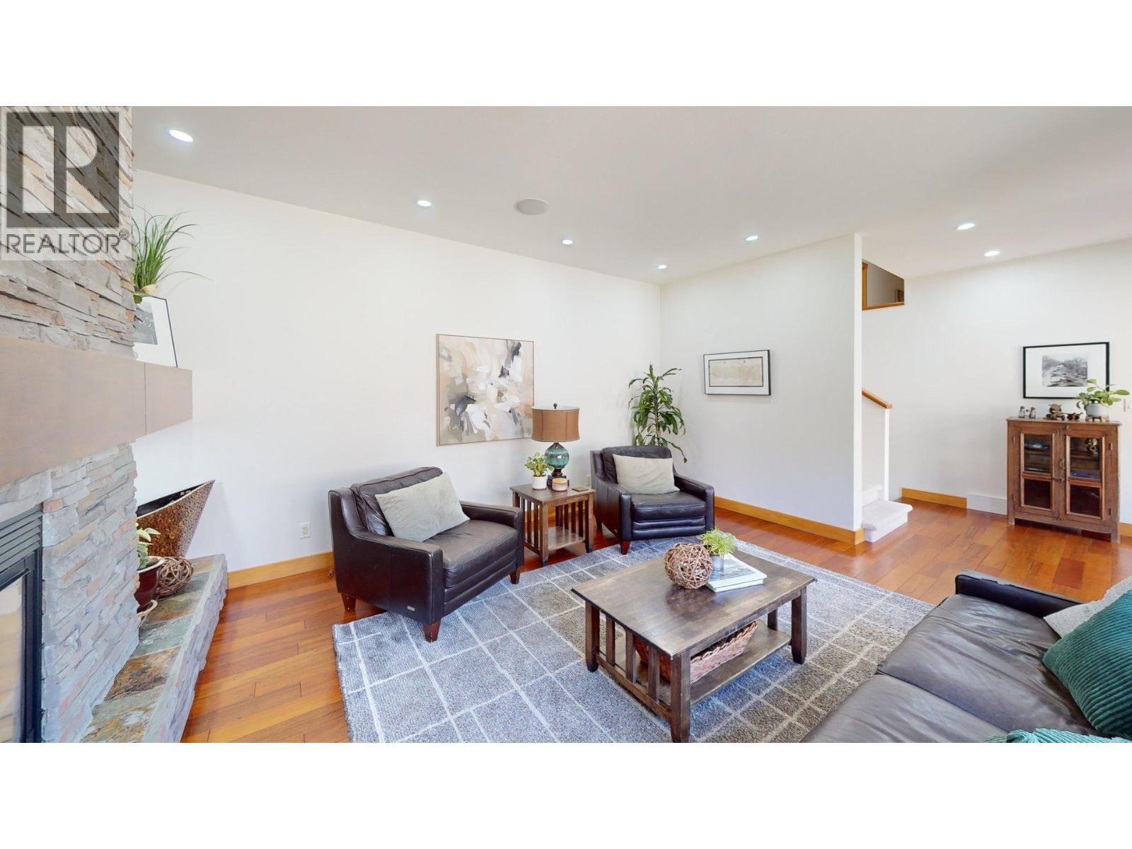 2455 COLIN CRESCENT - 4