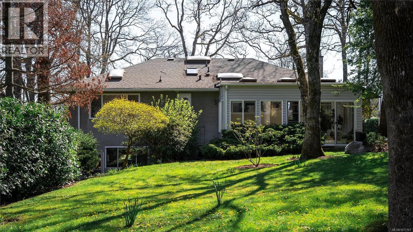  1610 Sonria Place, Saanich