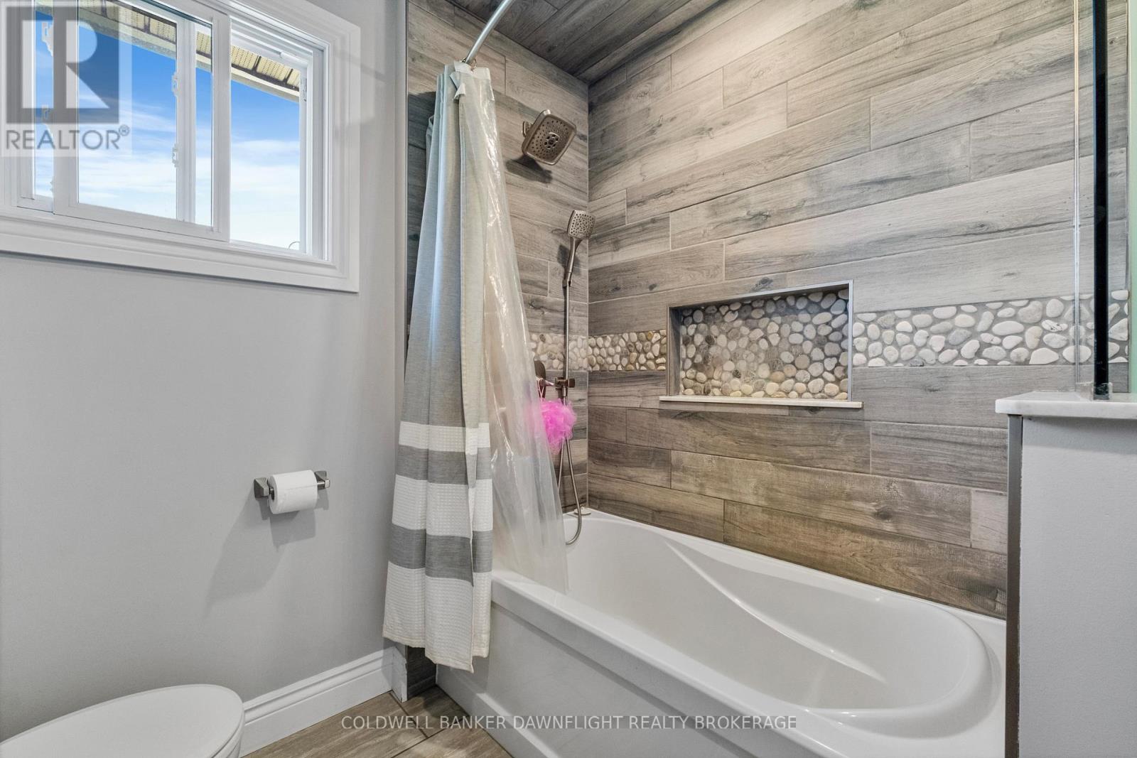 17 HAWTHORN CRESCENT Property Photo