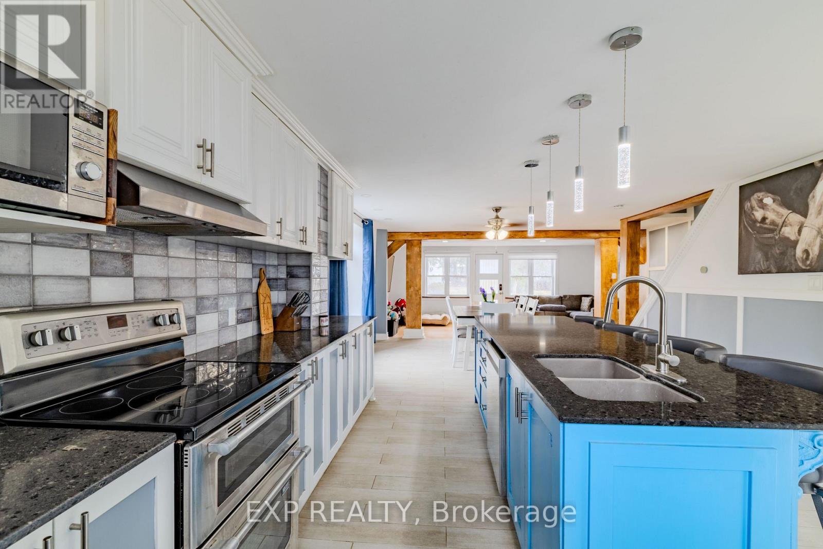 Built in Dishwasher & Sinks in the Island