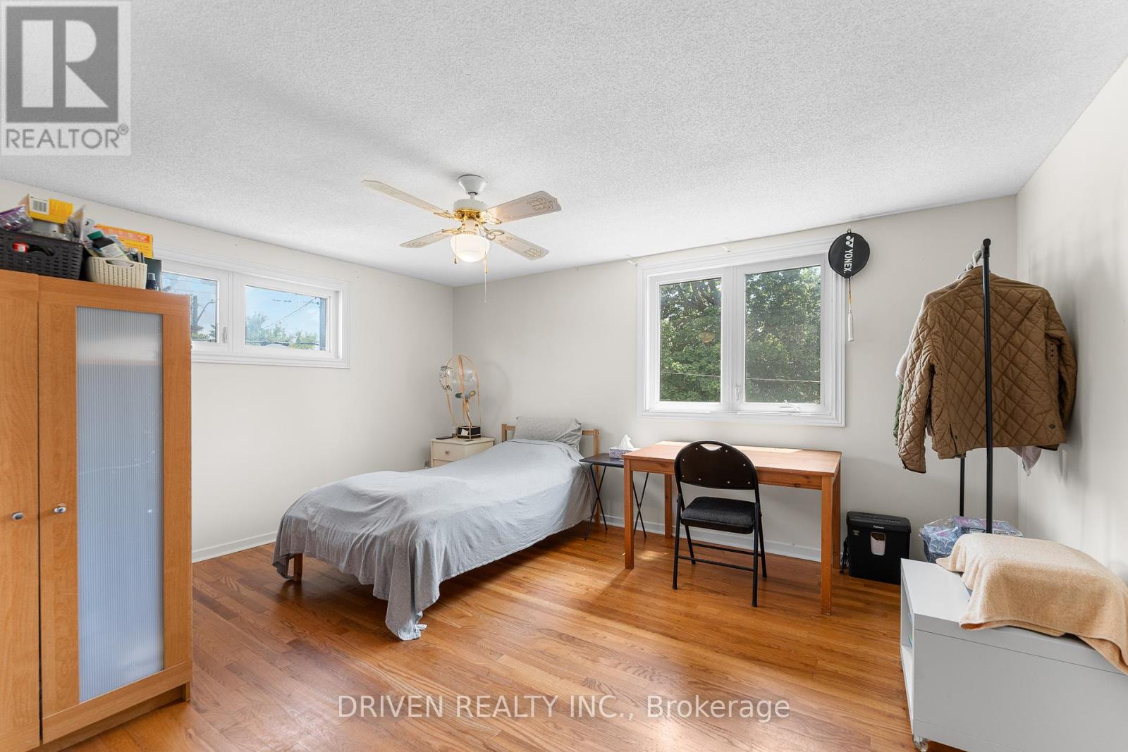 Well-sized bedroom with versatile use.