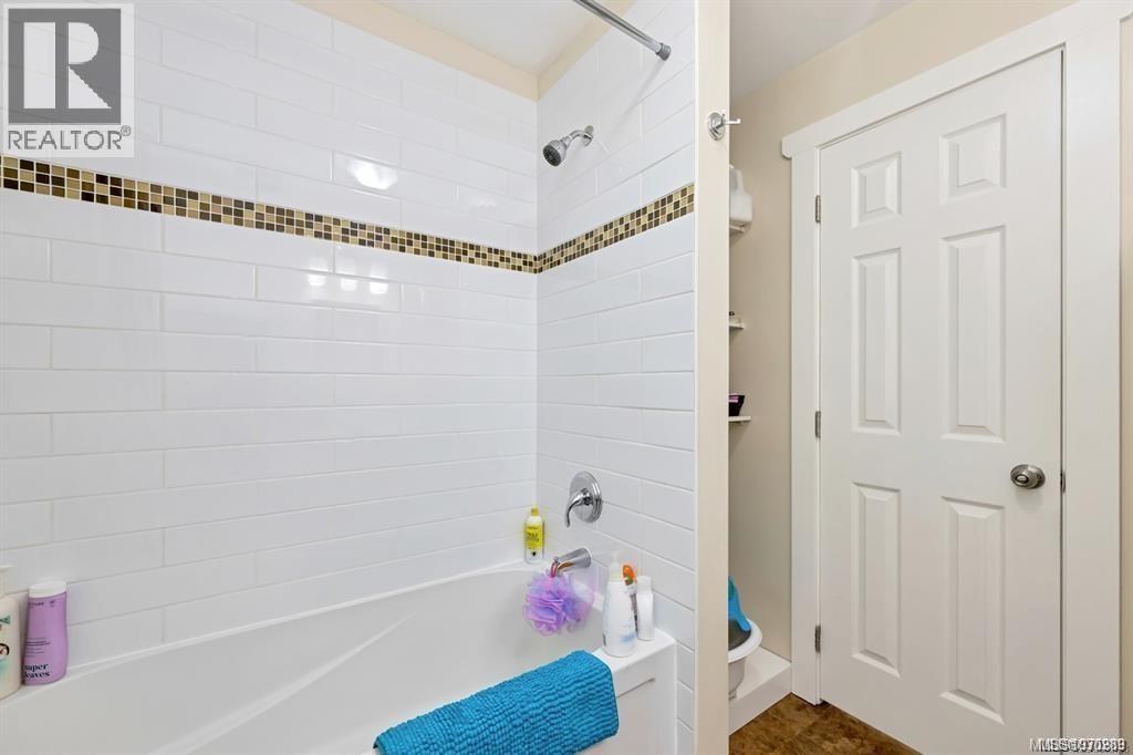 8033 GREENDALE RD - 23