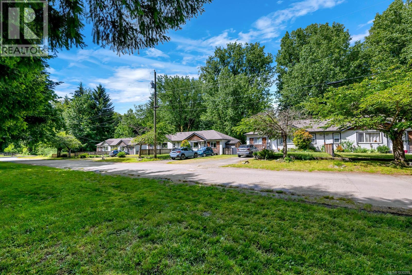 8033 Greendale Rd - 8