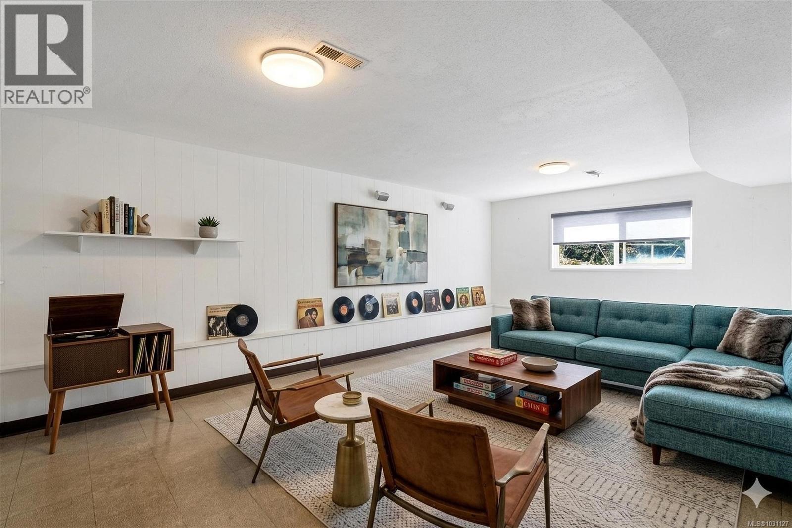  2555 Victor Street, Victoria