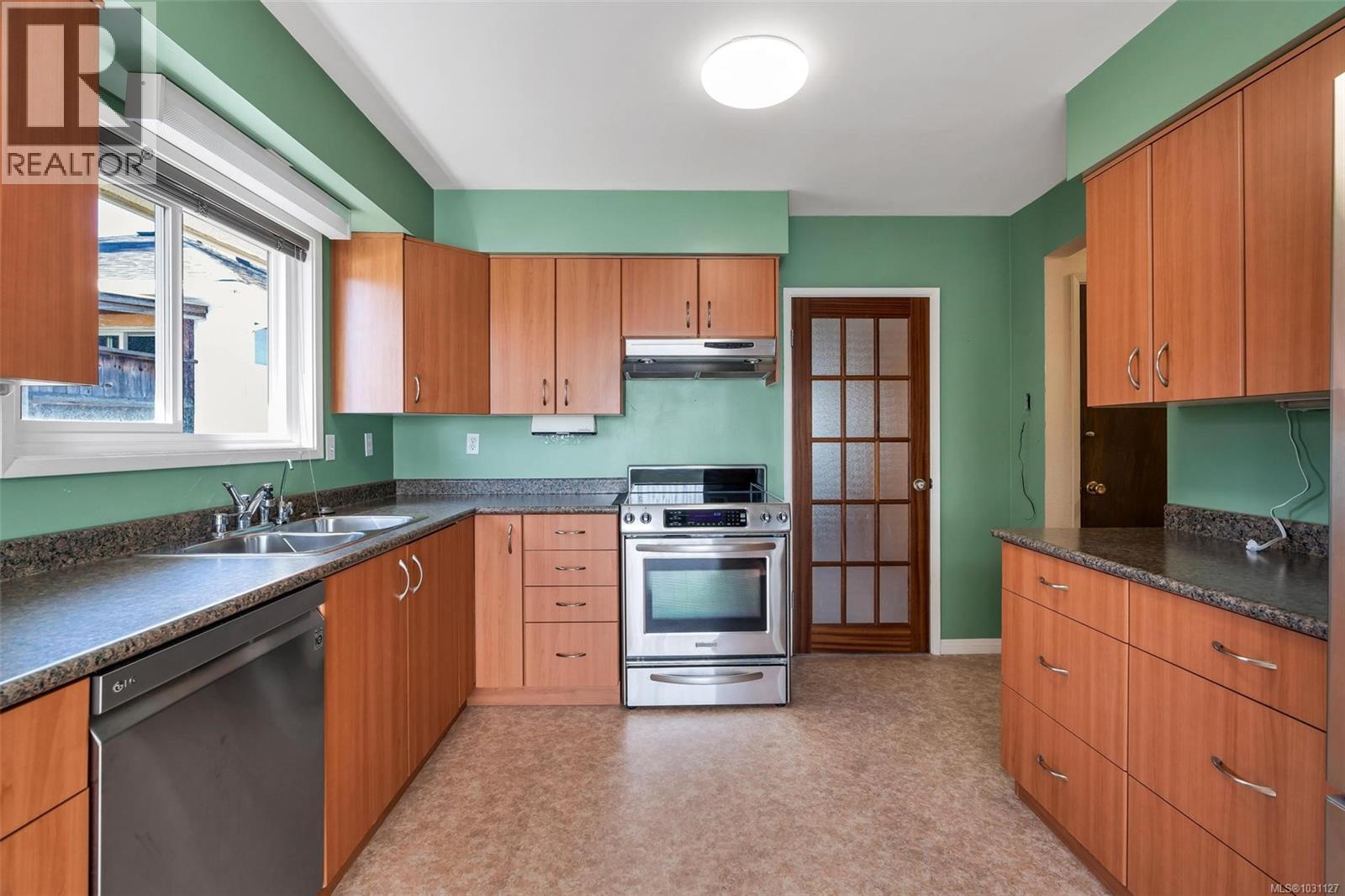  2555 Victor Street, Victoria