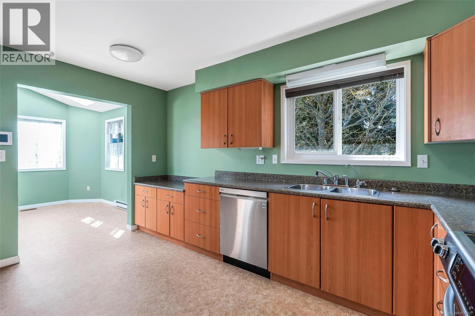  2555 Victor Street, Victoria