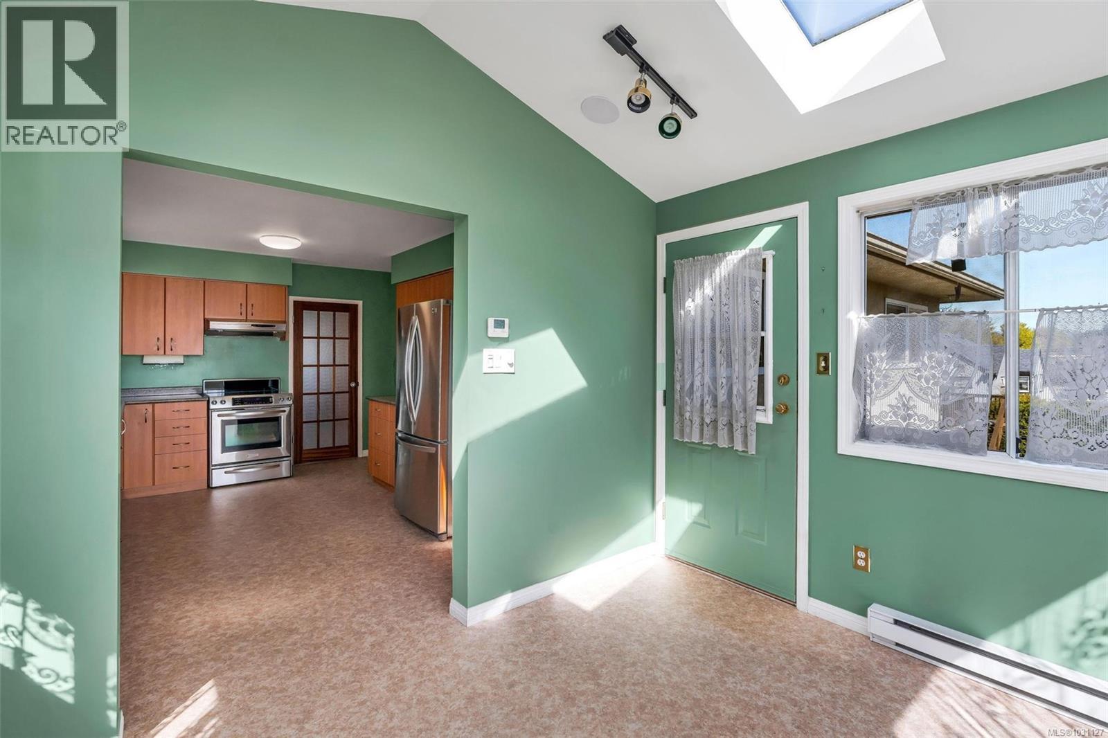  2555 Victor Street, Victoria