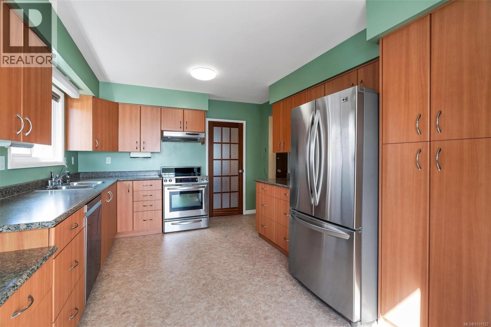  2555 Victor Street, Victoria