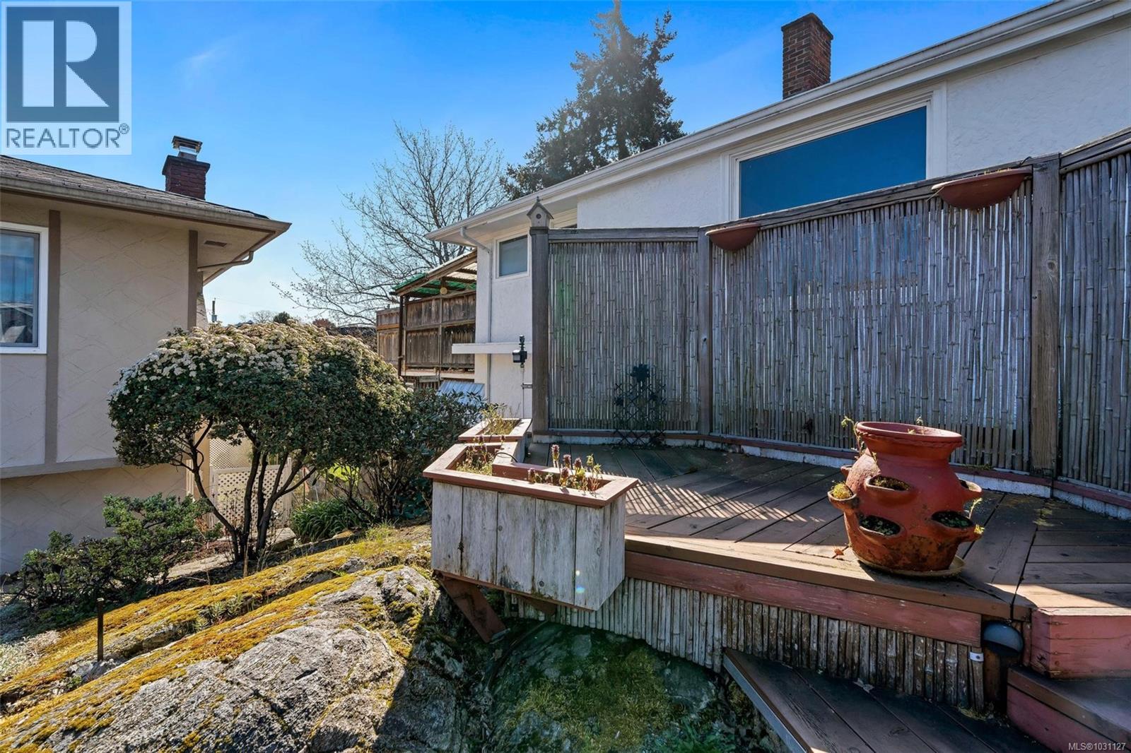  2555 Victor Street, Victoria