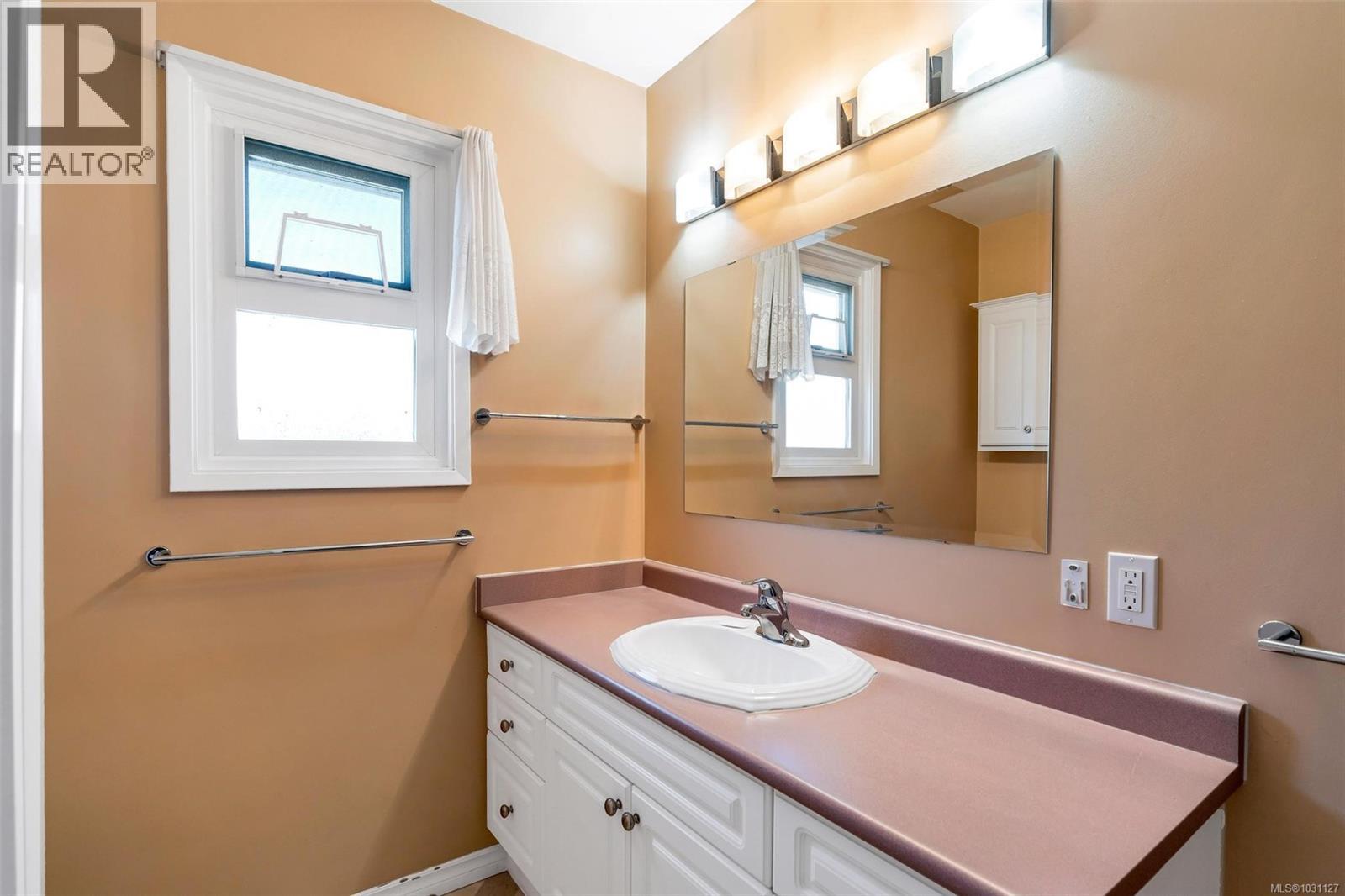  2555 Victor Street, Victoria