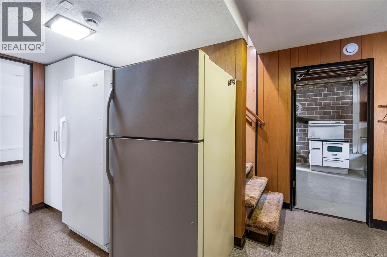  2555 Victor Street, Victoria