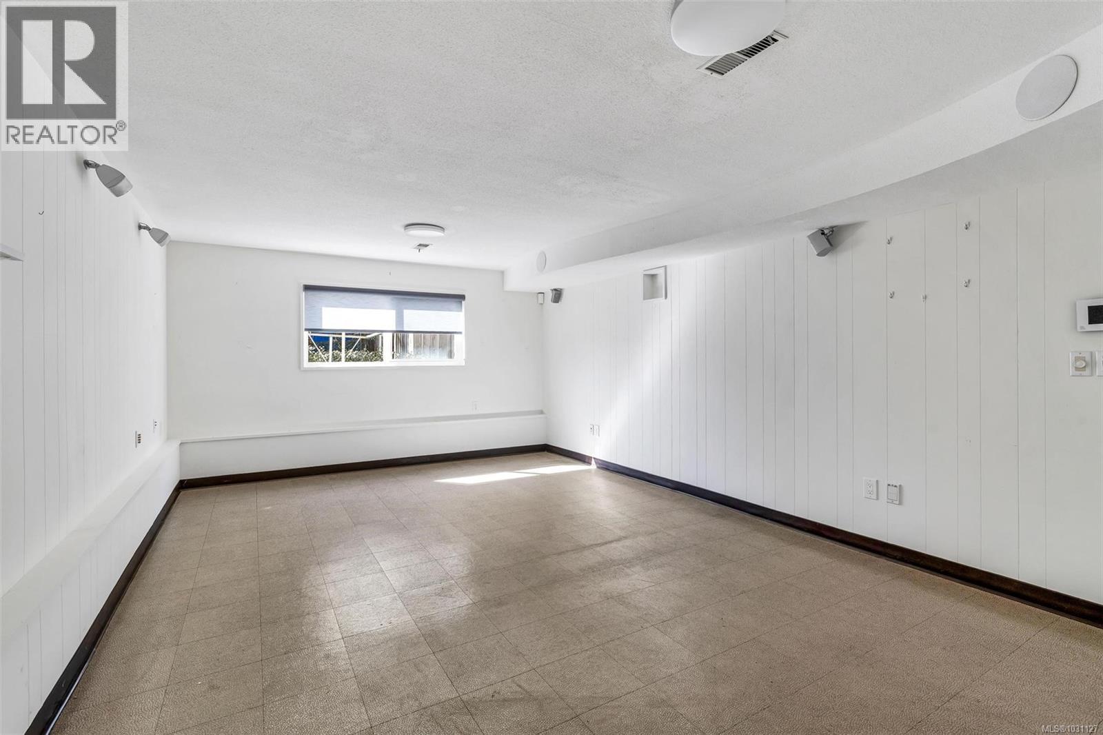  2555 Victor Street, Victoria