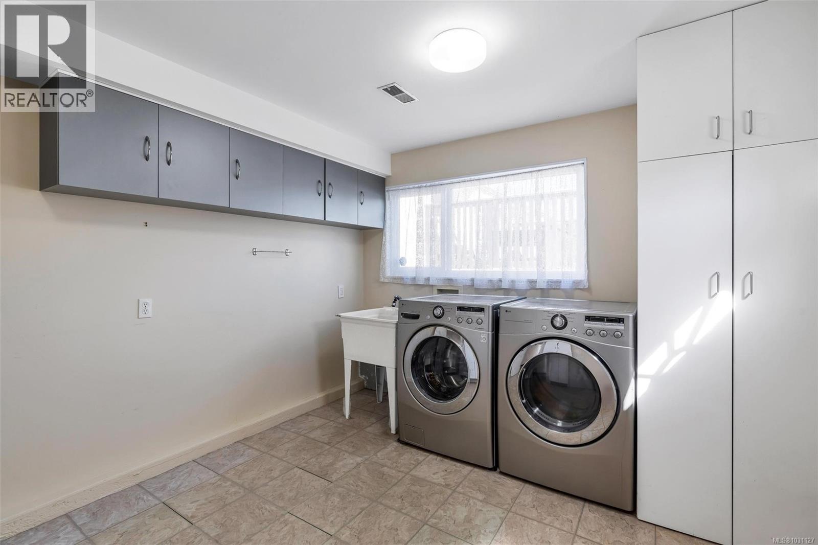  2555 Victor Street, Victoria