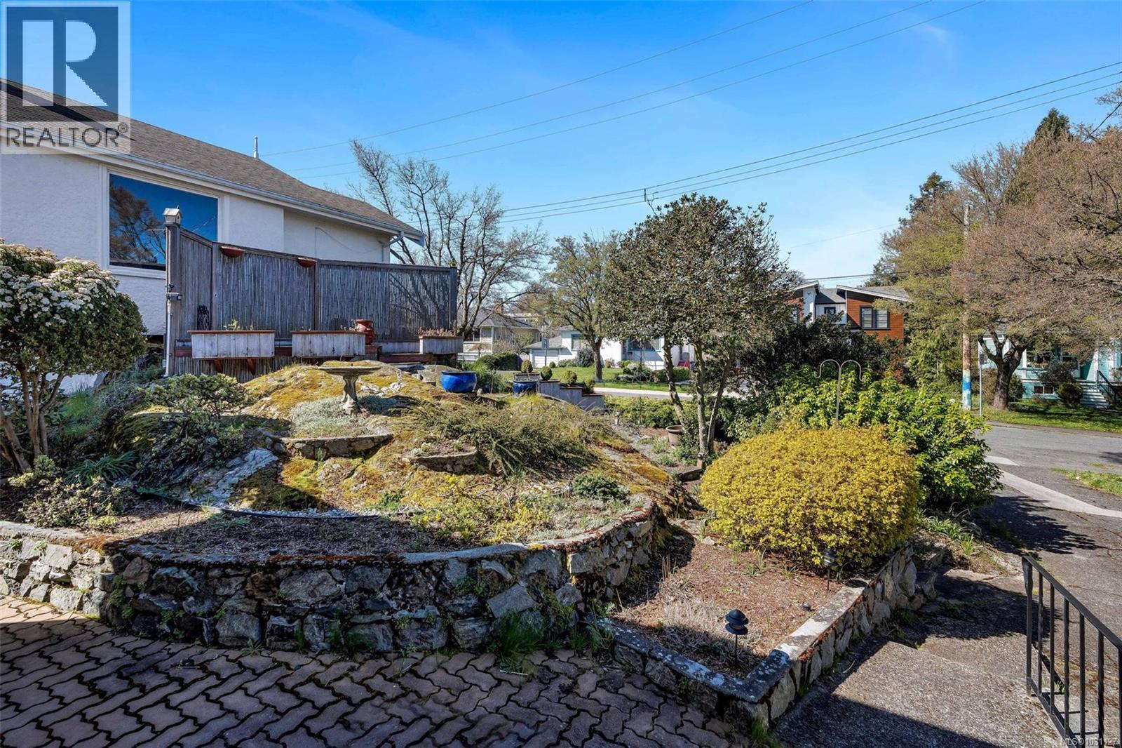  2555 Victor Street, Victoria