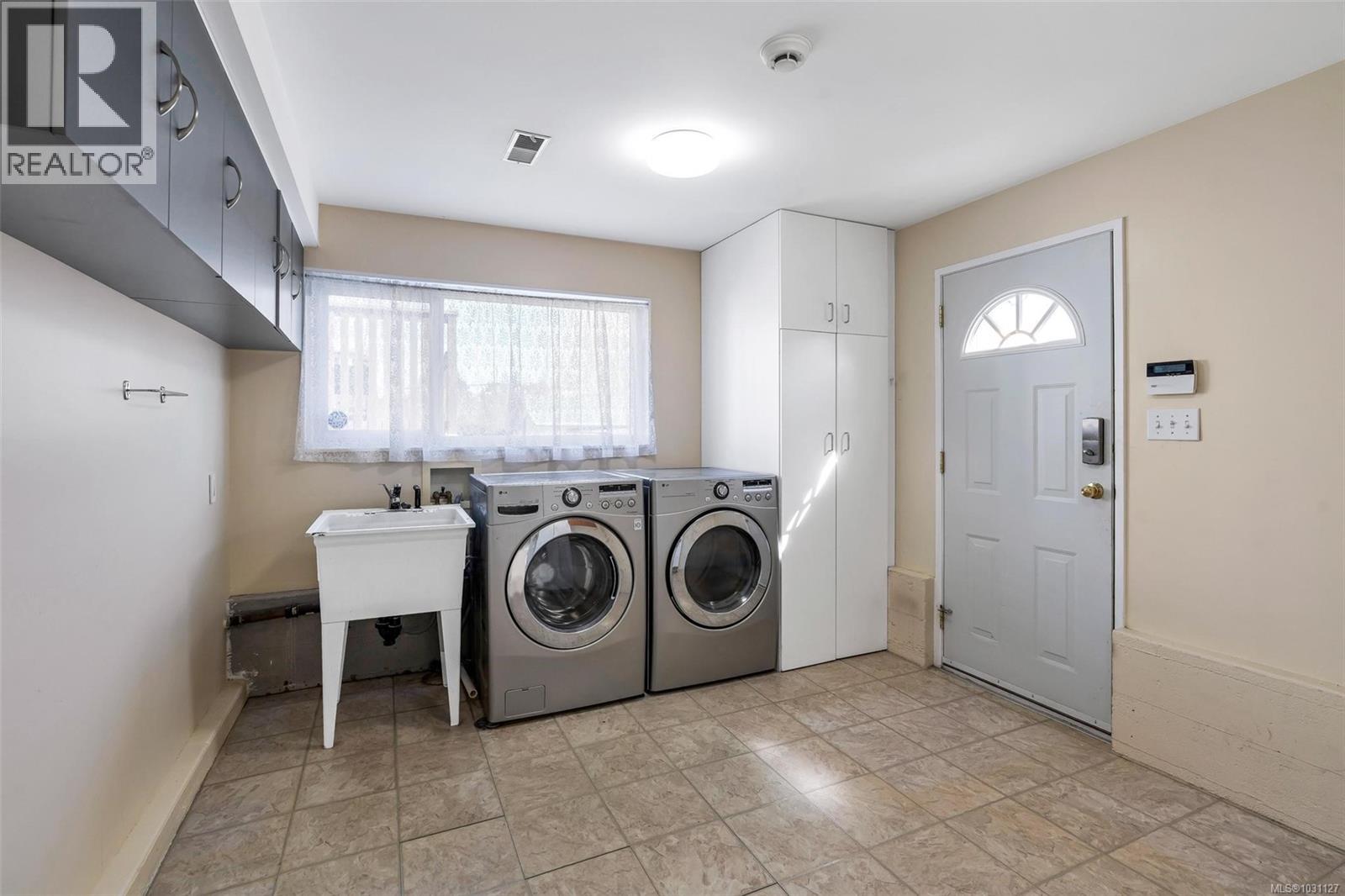  2555 Victor Street, Victoria