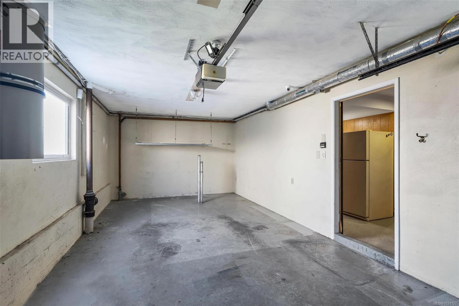  2555 Victor Street, Victoria