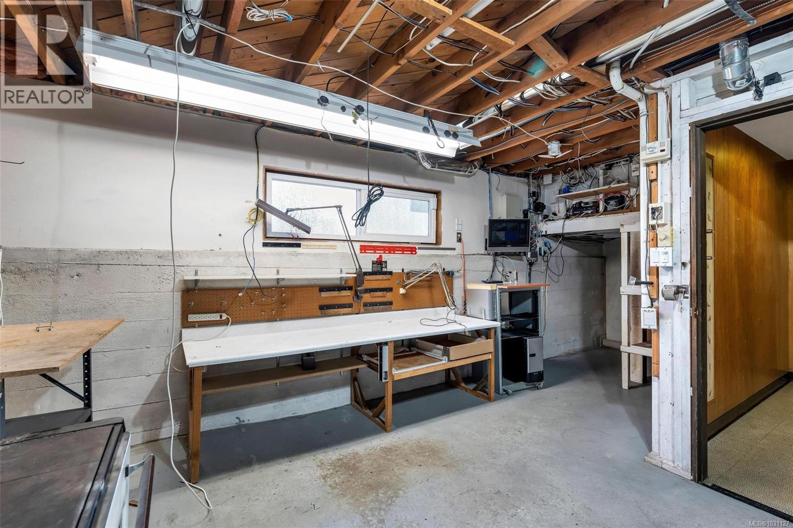  2555 Victor Street, Victoria