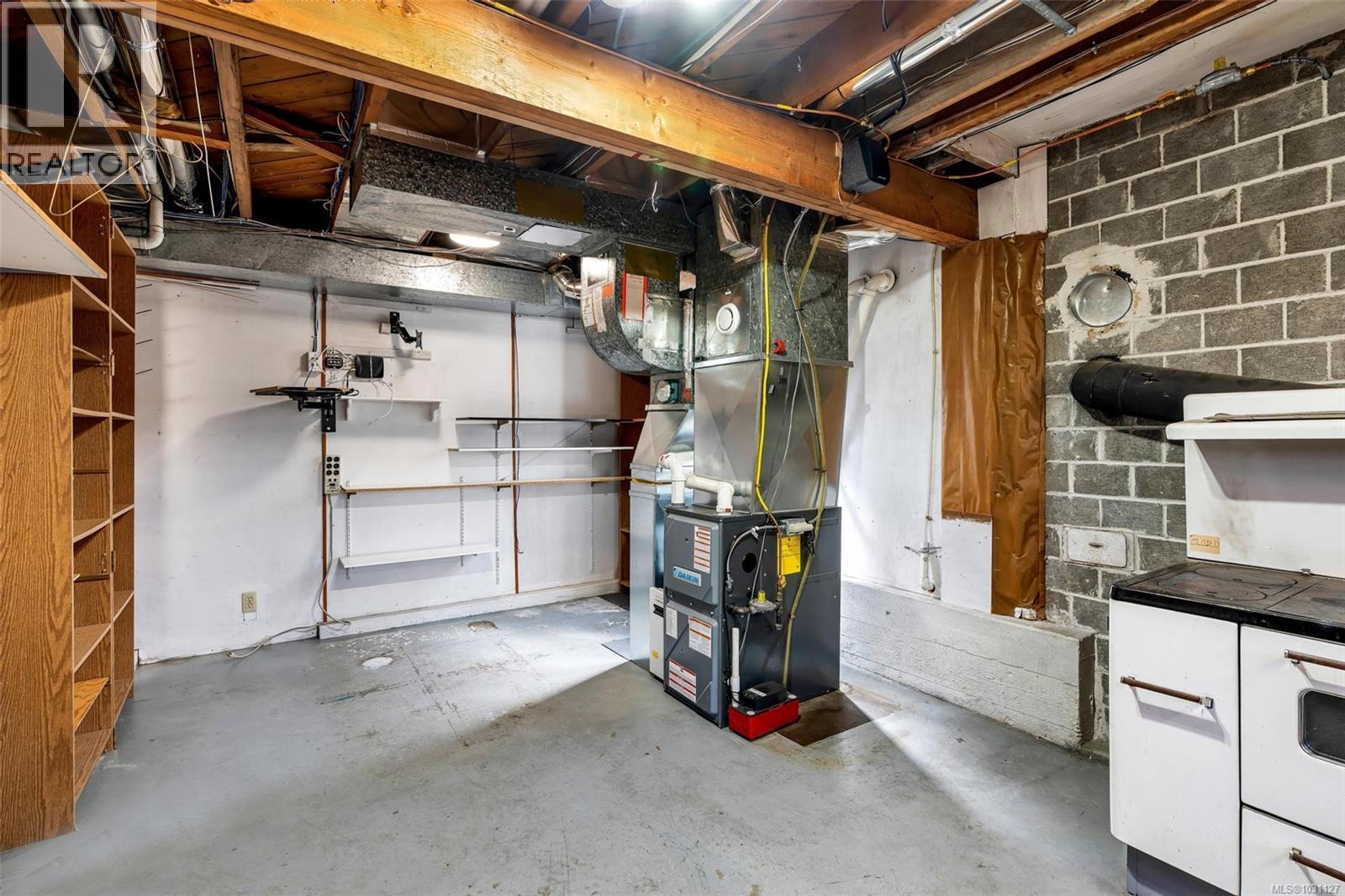  2555 Victor Street, Victoria