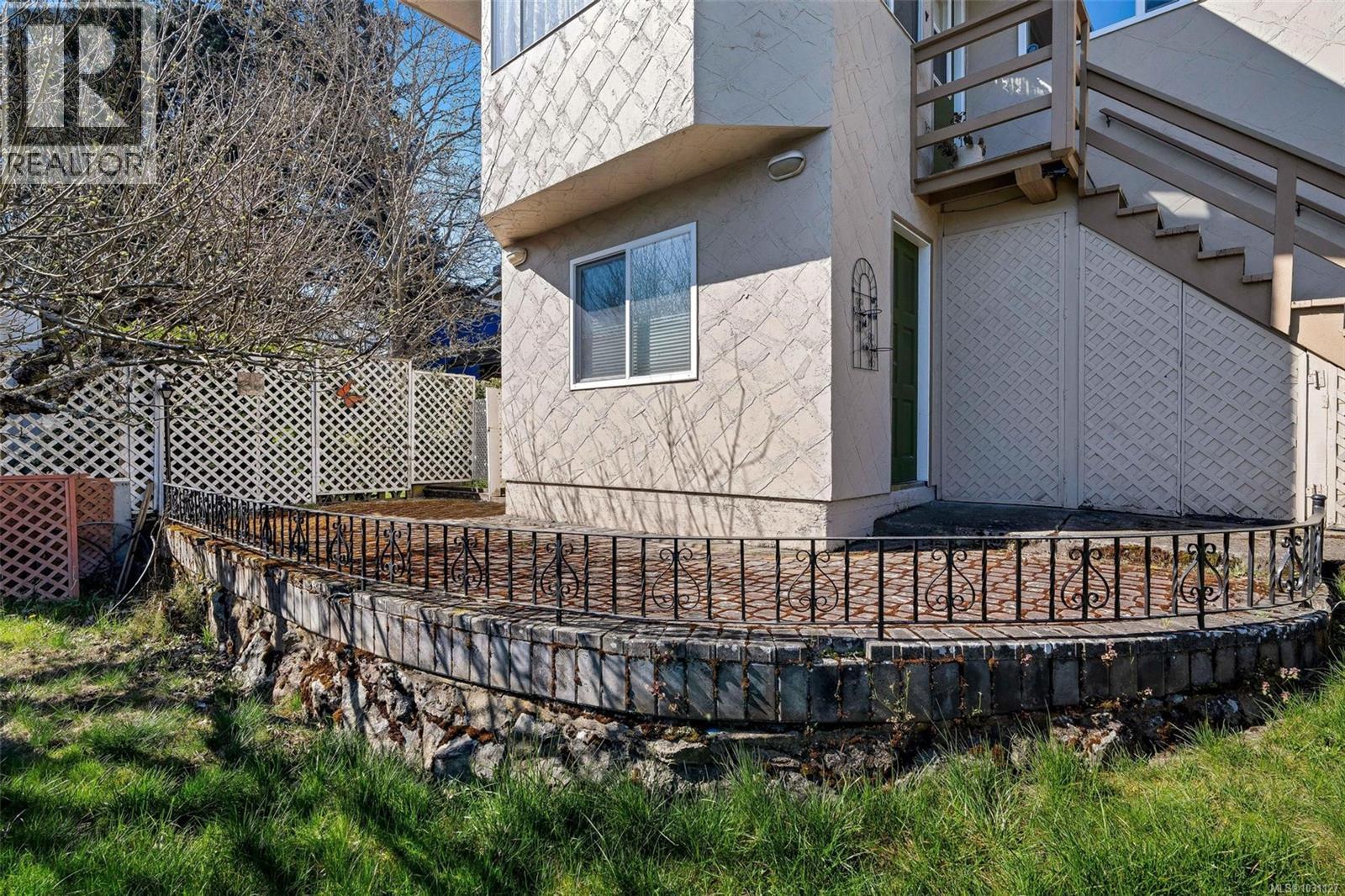  2555 Victor Street, Victoria