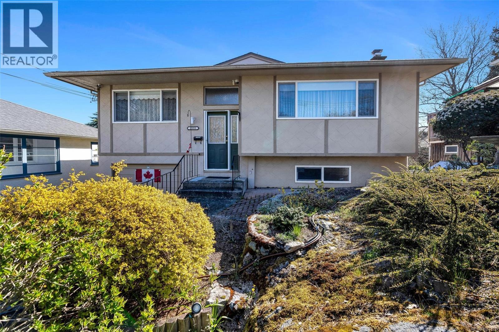  2555 Victor Street, Victoria