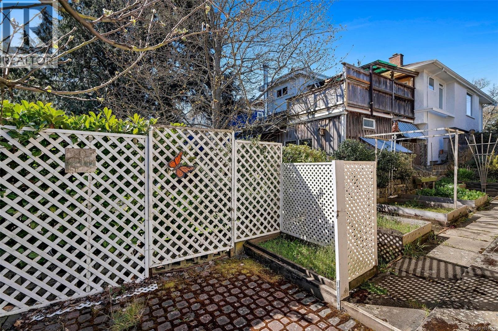  2555 Victor Street, Victoria