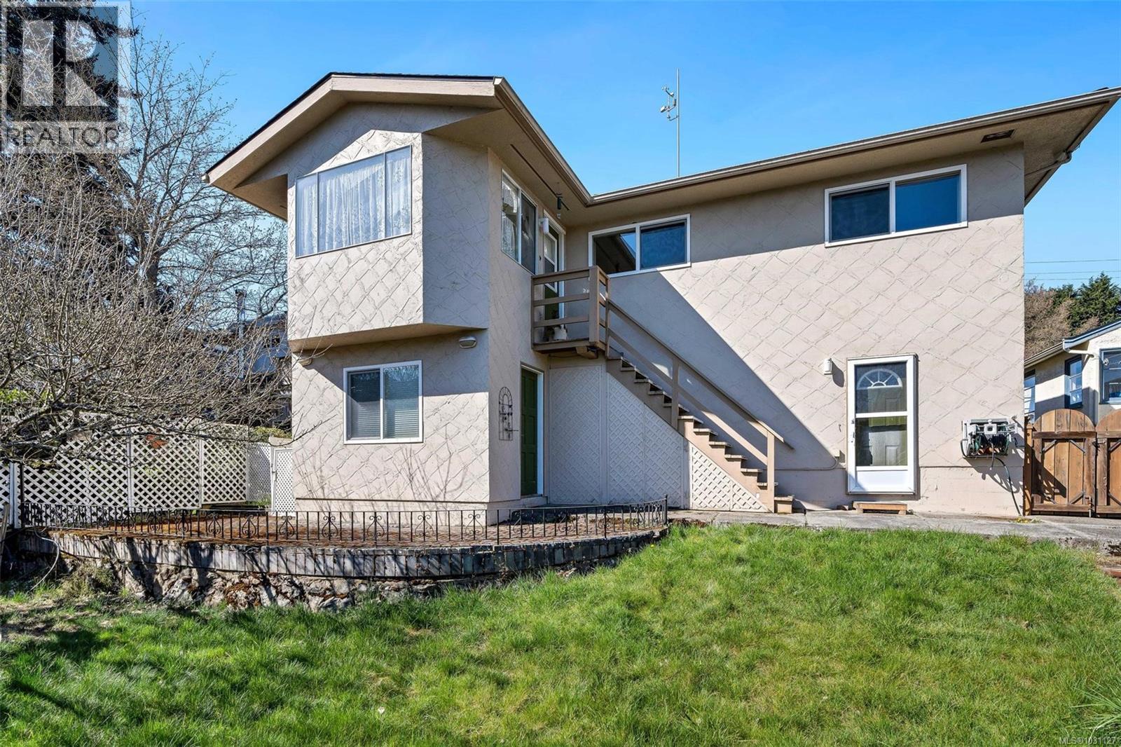  2555 Victor Street, Victoria