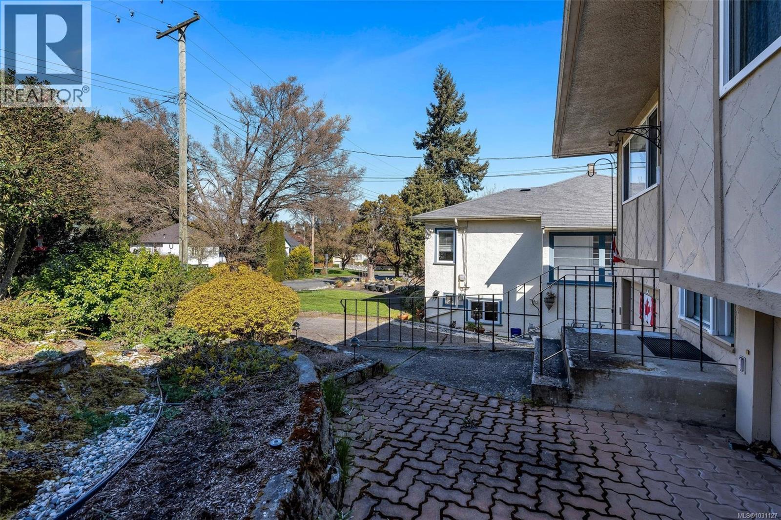  2555 Victor Street, Victoria