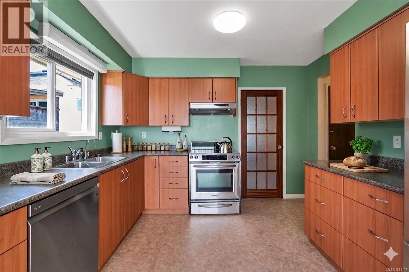  2555 Victor Street, Victoria