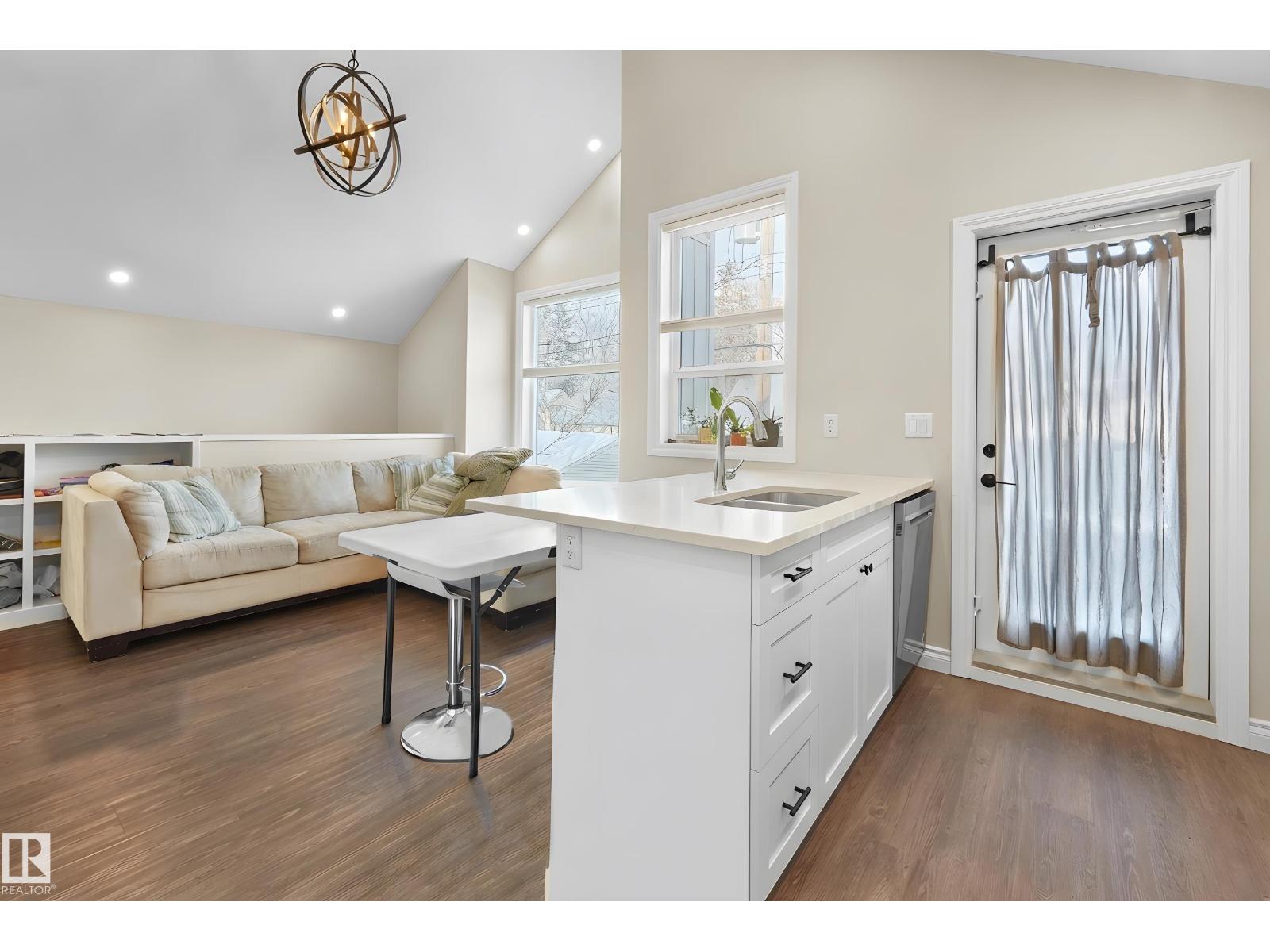 11212 75 AV NW - 8